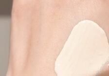 使用粉底，可以起到什么作用呢？如何涂抹粉底呢？